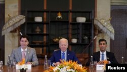 PM Kanada Justin Trudeau, Presiden AS Joe Biden dan PM Inggris Rishi Sunak menghadiri pertemuan darurat antara sejumlah pemimpin dunia untuk membahas dugaan rudal Rusia yang jatuh di Polandia. Pertemuan berlangsung di Bali, pada 16 November 2022. (Foto: Reuters/Kevin Lamarque)