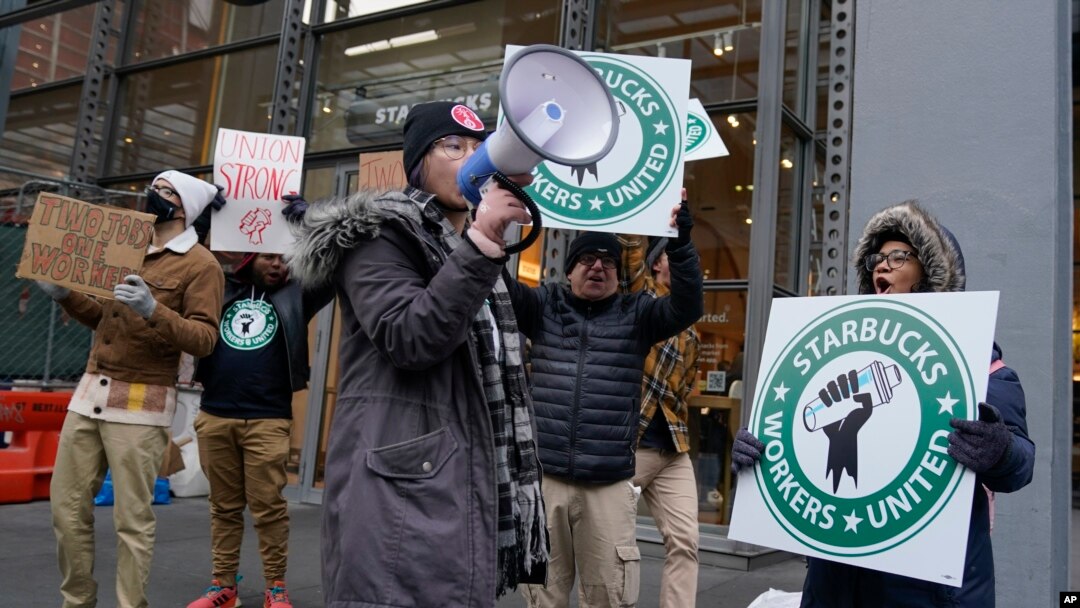 Para pekerja melakukan aksi mogok dan meneriakkan slogan di depan gerai Starbucks di New York (foto: dok). Pekerja Starbucks di lebih dari 100 gerai di AS mengatakan mereka akan melakukan aksi mogok. 