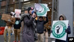 Para pekerja melakukan aksi mogok dan meneriakkan slogan di depan gerai Starbucks di New York (foto: dok). Pekerja Starbucks di lebih dari 100 gerai di AS mengatakan mereka akan melakukan aksi mogok. 