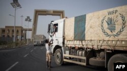 资料照片：在埃塞俄比亚城镇塞梅拉郊外，联合国世界粮食计划署的卡车队准备驶往提格雷地区。(2022年11月16日)