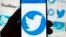 Foto Achiv: Logo Twitter la sou yon telefon entelijan, 14 Oktob, 2022. 