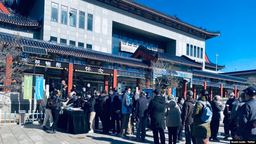 2022年11月15日，鲍彤先生告别式在北京八宝山梅厅举行。图为悼念人群排队入场。（高瑜推特图片）