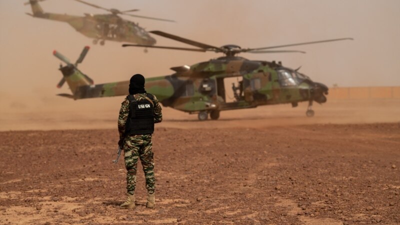 La France offre deux hélicoptères au Niger pour la lutte anti-jihadiste