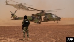Ce retrait des 1.500 militaires français basés au Niger intervient après ceux du Mali et du Burkina Faso, où la France a déjà été poussée vers la sortie par des juntes hostiles.