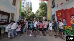 中國河南省鄭州市居民排隊接受新冠核酸檢測。（2021年7月31日）