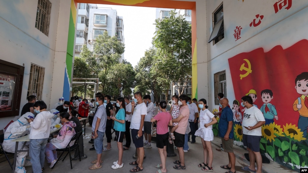 中国河南省郑州市居民排队接受新冠核酸检测。（2021年7月31日）(photo:VOA)