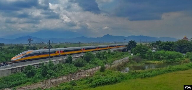 Uji coba kereta cepat Jakarta-Bandung yang dikemudikan oleh masinis dari Indonesia dan juga masinis dari China, dari Stasiun Tegalluar, Jawa Barat, 15 November 2022. (VOA/Indra Yoga)