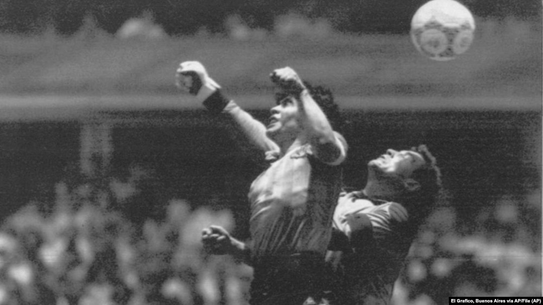 El argentino Diego Maradona, izquierda, supera en el salto al portero inglés Peter Shilton en Ciudad de México, el 22 de junio de 1986. 