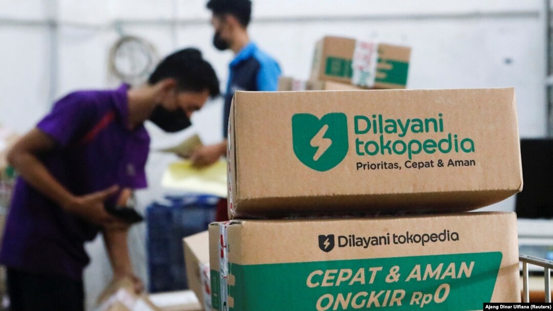 Sejumlah karyawan mengemas barang di gudang unit e-commerce Tokopedia milik GoTo di Jakarta, 31 Agustus 2022. (Foto: REUTERS/Ajeng Dinar Ulfiana)