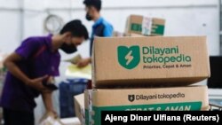 Sejumlah karyawan mengemas barang di gudang unit e-commerce Tokopedia milik GoTo di Jakarta, 31 Agustus 2022. (Foto: REUTERS/Ajeng Dinar Ulfiana)