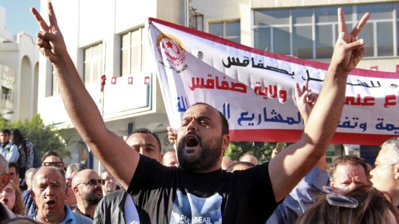 Un millier de Tunisiens manifestent contre la mauvaise gestion des déchets à Sfax
