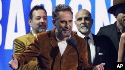 Jorge Drexler acepta el premio a la grabación del año por "Tocarte" en la 23.ª entrega anual de los Premios Grammy Latinos en el Mandalay Bay Michelob Ultra Arena el jueves, 17 de noviembre de 2022 en Las Vegas. (Foto AP/Chris Pizzello)