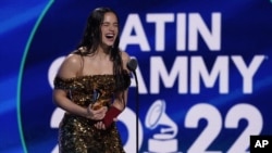 Rosalía acepta el premio al álbum del año por "Motomami" en la 23.a entrega anual de los Premios Grammy Latinos en el Mandalay Bay Michelob Ultra Arena el jueves, 17 de noviembre de 2022 en Las Vegas. (Foto AP/Chris Pizzello)