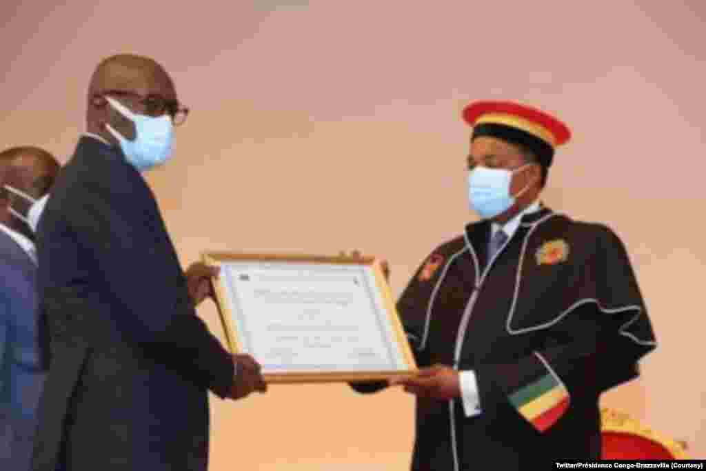 Pr&#233;sident Denis Sassou azwi mpe diplome mpo na palata ya Docteur Honoris Causa ya Universit&#233; Marien Ngouabi, na Palais ya Congr&#232;s, Brazzaville, Congo-Brazzaville, 12 novembre 2020. (Twitter/Congo-Brazzaville Pr&#233;sidence)