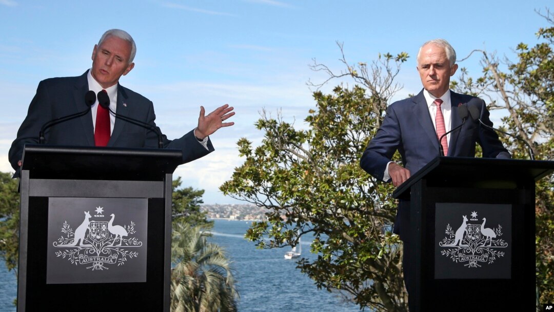 Potpredsednik SAD (levo) govori tokom zajedničke pres konferencije sa australijskim premijerom Malomom Turnbulom u Sidneju, 22. aprila 2017. (AP Photo/Rick Rycroft) 