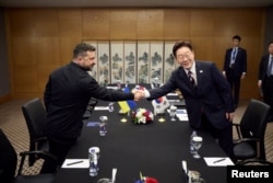 2026년 7월 8일 터키 앙카라에서 열린 NATO 정상회의에서 우크라이나의 볼로디미르 젤렌스키 대통령(왼쪽)이 이재명 한국 대통령과 악수를 나누고 있다.