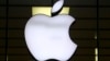 ARCHIVO - El logo de Apple se ve iluminado en una tienda en el centro de Múnich, Alemania, el 16 de diciembre de 2020. 