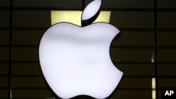 ARCHIVO - El logo de Apple se ve iluminado en una tienda en el centro de Múnich, Alemania, el 16 de diciembre de 2020. 