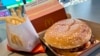 ARCHIVO - En esta fotografía se muestra una hamburguesa Quarter Pounder y papas fritas de McDonald's, en Times Square de Nueva York, el 23 de octubre de 2024.