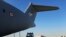 Des soldats turcs chargent un avion-cargo militaire avec un don d'équipement de protection individuelle offert par la Turquie pour aider les États-Unis à combattre le coronavirus, à l'aéroport Etimesgut près d'Ankara, en Turquie, le mardi 28 avril 2020.