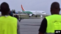 Un avion de la compagnie Air Cote d'Ivoire, a atterri à l'aéroport Felix Houphouet-Boigny d'Abidjan, le 18 juillet 2017.