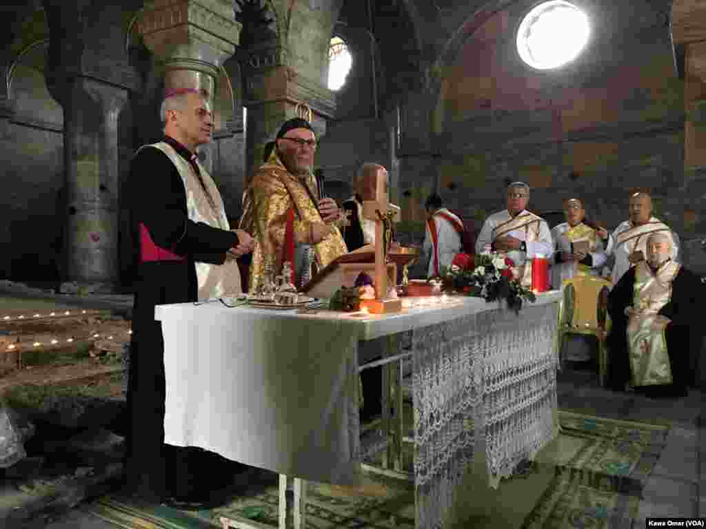 Mûsil - Kiristiyan Nivêjê bo Aştiyê dikin li dêra Mar Toma li aliyê rastê yê bajarê Mûsil