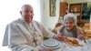 El papa Francisco viaja a la ciudad natal de su padre en Italia y aprovecha para almorzar con su prima Carla Rabezzana. 