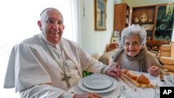 El papa Francisco viaja a la ciudad natal de su padre en Italia y aprovecha para almorzar con su prima Carla Rabezzana. 