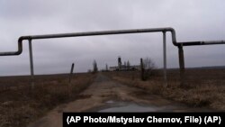 Архівне фото: газопровід в селі Мар'їнка, 22 лютого 2022 року (AP Photo/Mstyslav Chernov, File)