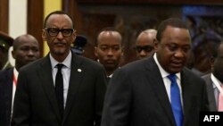 Mokonzi ya Rwanda Paul Kagame (G) na mokonzi ya Kenya Uhuru Kneyatta (D) na likita lya bakonzi ba bikolo lya mbala 14 ya Northern Corridor Integration Projects (NCIP), Nairobi 26 juin 2018. (AFP)
