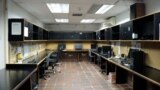 Sala de redacción vacía de la radio venezolana RCR. En otros tiempos estuvo llena de empleados. [Foto: Nicole Kolster]