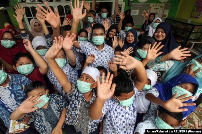 Siswa penyandang disabilitas yang memakai masker pelindung bereaksi di sekolah di tengah COVID-19, di Lhokseumawe, Aceh, 6 Maret 2020. (Foto: Antara/Rahmad via REUTERS)