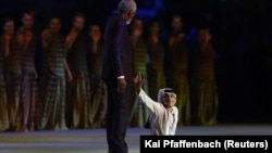 Morgan Freeman dan Ghanim Al-Muftah saat upacara pembukaan Piala Dunia 2022 di Qatar. (Foto: REUTERS/Kai Pfaffenbach)