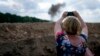 资料照片：一名记者正在拍摄乌克兰扫雷人员清除地雷的场景。（2022年6月9日）