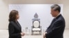 La vicepresidenta de EEUU, Kamala Harris, saluda al presidente de China, Xi Jinping, antes del retiro de líderes de APEC en Bangkok, Tailandia, el 19 de noviembre de 2022. (La Casa Blanca/ vía Reuters)