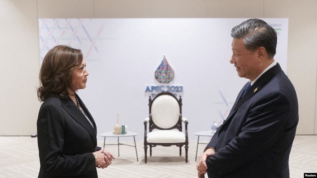 La vicepresidenta de EEUU, Kamala Harris, saluda al presidente de China, Xi Jinping, antes del retiro de líderes de APEC en Bangkok, Tailandia, el 19 de noviembre de 2022. (La Casa Blanca/ vía Reuters)