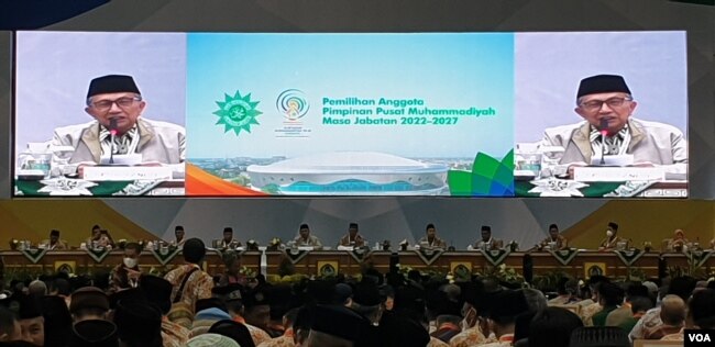 Sidang e-voting pemilihan Pengurus Pusat dalam Muktamar Muhammadiyah, Sabtu malam (19/11). (Foto: VOA/ Yudha Satriawan)