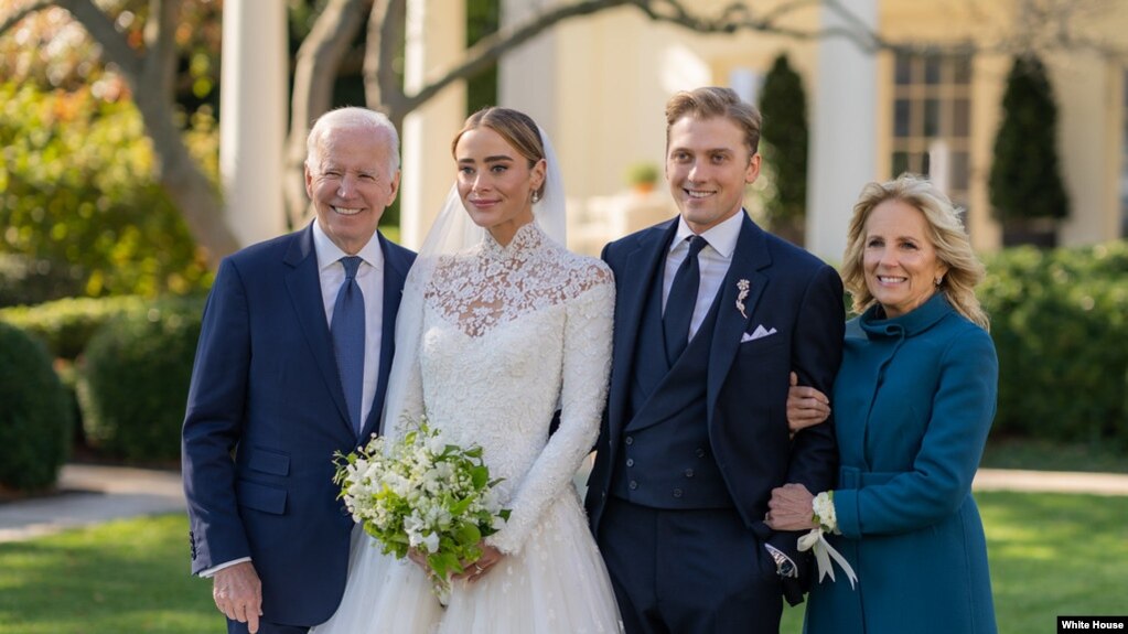 La Casa Blanca compartió esta foto de los novios Naomi Biden y Peter Neal junto a la pareja presidencial. 