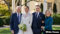 Predsednik Bajden na venčanju svoje unuke Naomi u Beloj kući, u subotu 19. novembra 2022.