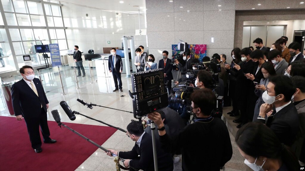 韩国总统尹锡悦2022年11月18日在抵达总统办公室的时候回答记者提问。他已经终止了每天上午的记者问答会。(photo:VOA)