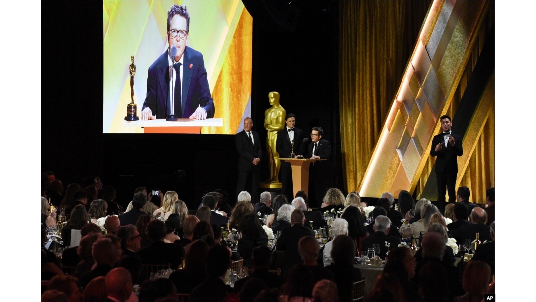 Michael J. Fox berbicara di atas panggung saat Penghargaan Gubernur di Fairmont Century Plaza di Los Angeles, Sabtu, 19 November 2022. (Richard Shotwell/Invision/AP)
