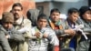  جنوری 2014 کو کھٹمنڈو کے محکمہ محنت سے نیپال چھوڑنے کی سرکاری دستاویزات حاصل کرنے کے لئے قطار میں کھڑے نیپالی تارکین وطن۔ فوٹو اے ایف پی