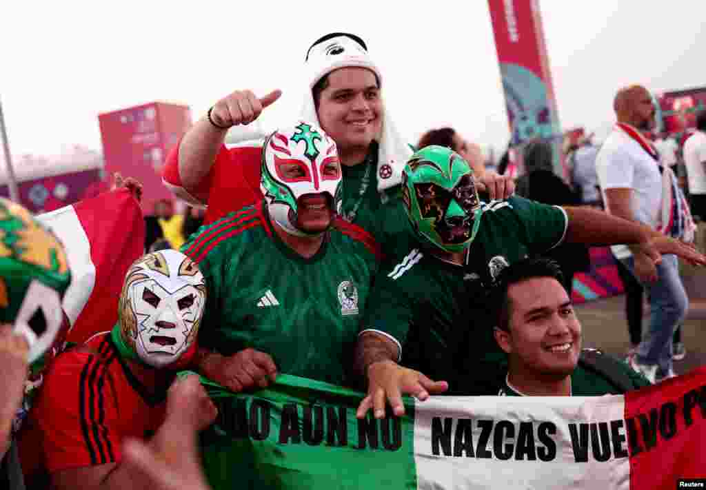 Fanatik Meksik gen mask nan figi yo nan festival fanatik FIFA a pou ouveti Mondyal Foutbol la nan Doha, Qatar, 19 Nov. 2022. 