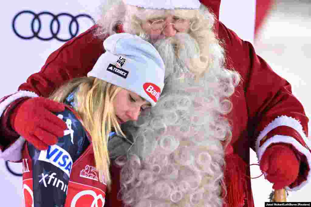 Микаела Шифрин од САД слави по победата во женскиот натпревар во слалом со Дедо Мраз за време на Светскиот куп во скијање ФИС во Леви, Финска.