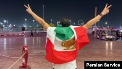 تماشاگران با نمادهای اعتراضی در مسابقه ایران و انگلیس - جام جهانی قطر