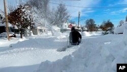 Así han quedado algunas calles en Buffalo, Nueva York tras el paso de una de las primeras tormentas invernales. El Servicio Meteorológico Nacional vaticinó cielos parcialmente despejados aunque más nevadas el domingo, junto con lluvias el lunes.