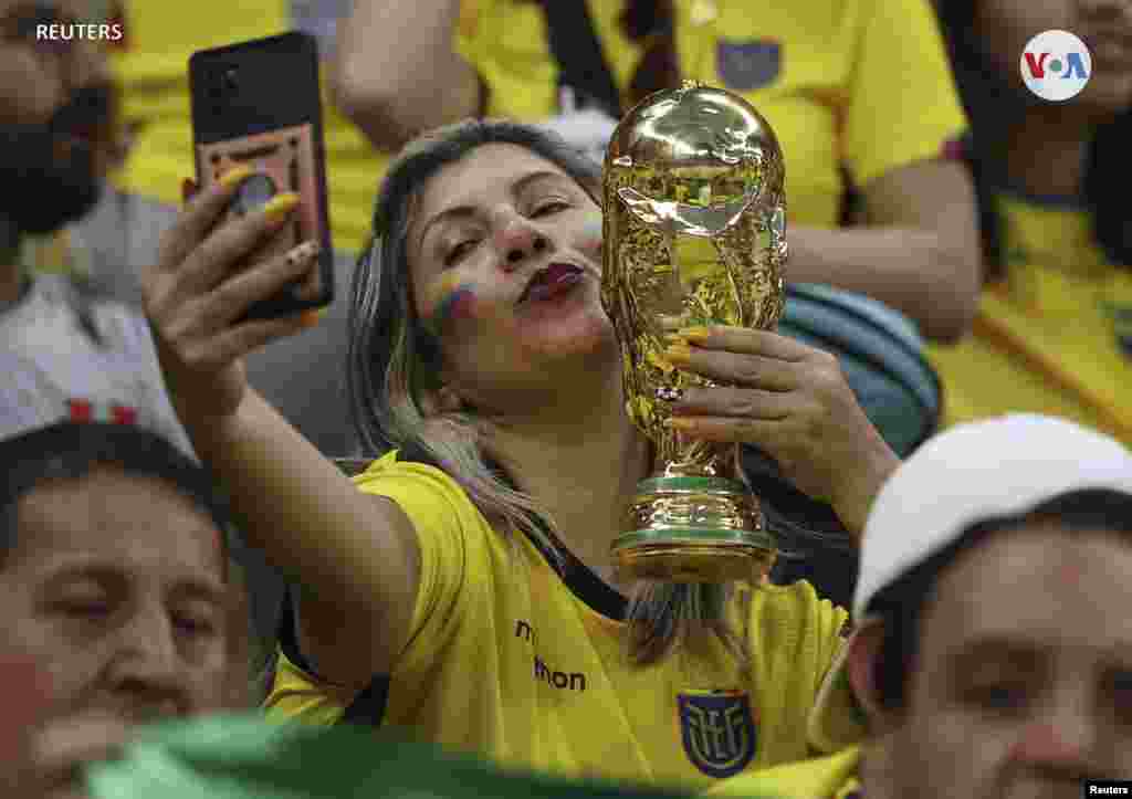 Una aficionada de Ecuador besa una réplica de la Copa del Mundo de fútbol dentro del estadio REUTERS/Hamad I Mohammed