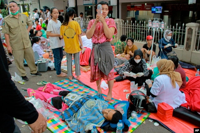 印尼西爪哇省席安约镇一家医院外的地震幸存者在输液。（2022年11月21日）