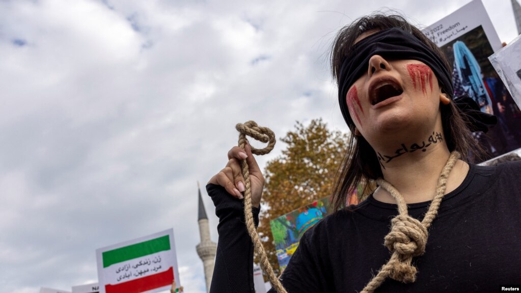 تجمع اعتراضی جمعی از ایرانیان در استانبول به نشانه همبستگی با اعتراضات در ایران