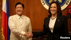 Wakil Presiden AS Kamala Harris berjabat tangan dengan Presiden Filipina Ferdinand "Bongbong" Marcos Jr di Istana Kepresidenan Malacanang di Manila, Filipina, 21 November 2022. (Foto: REUTERS/Eloisa Lopez)